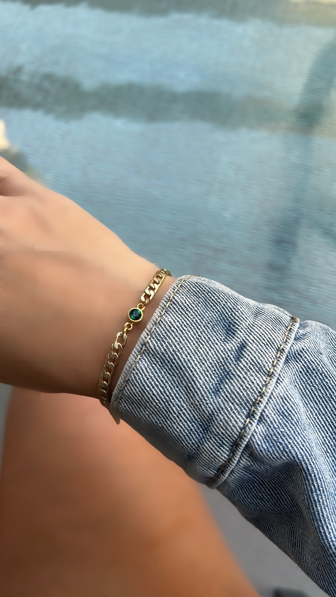 צמיד גורמט מציפוי זהב 24k בשילוב תליון קריסטל בצבע ירוק