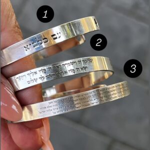צמיד קשיח פתוח עם כיתוב